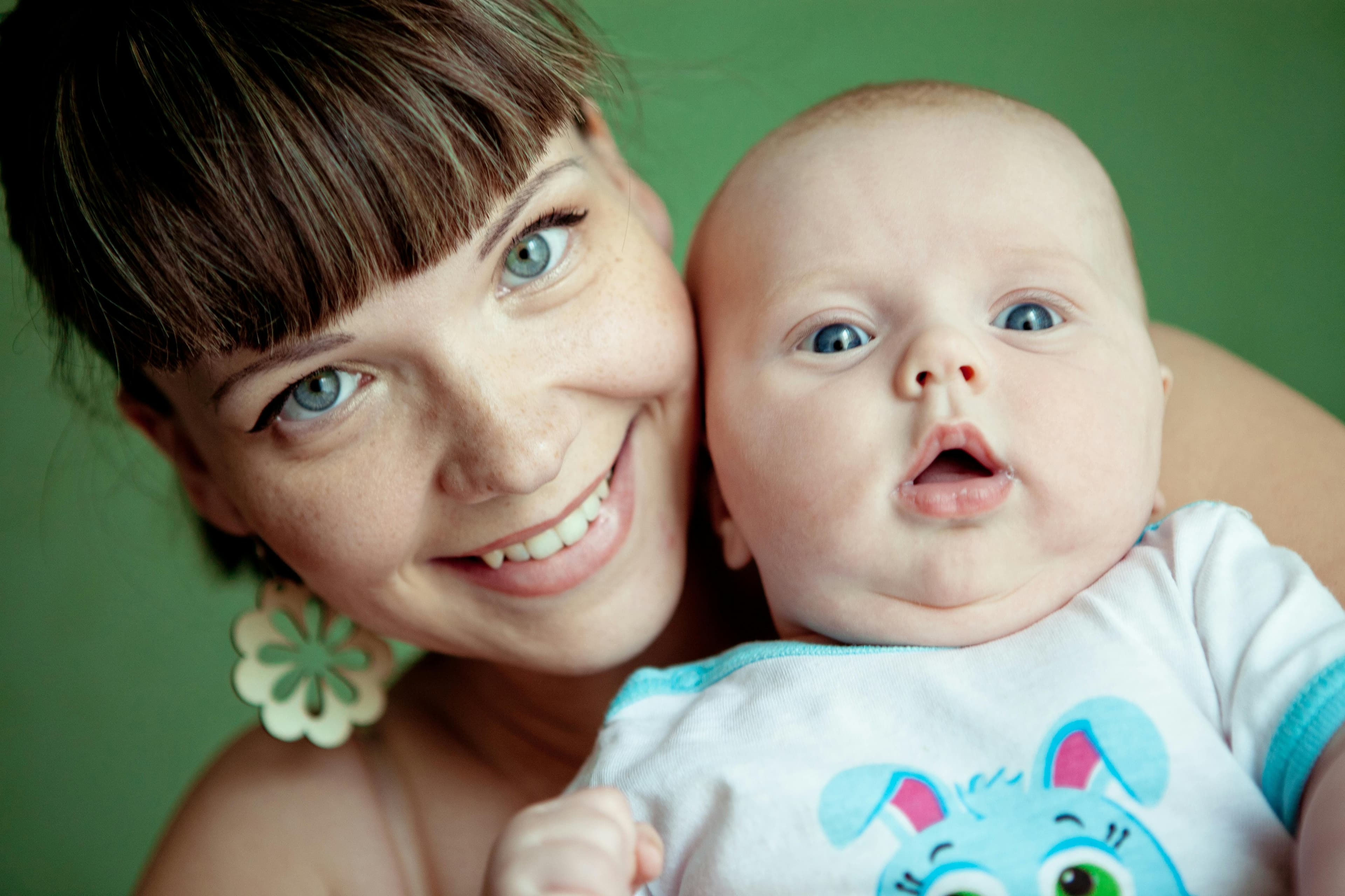 Mother breastfeeding baby - Photographer: Evgeniya Davydova / Pexels