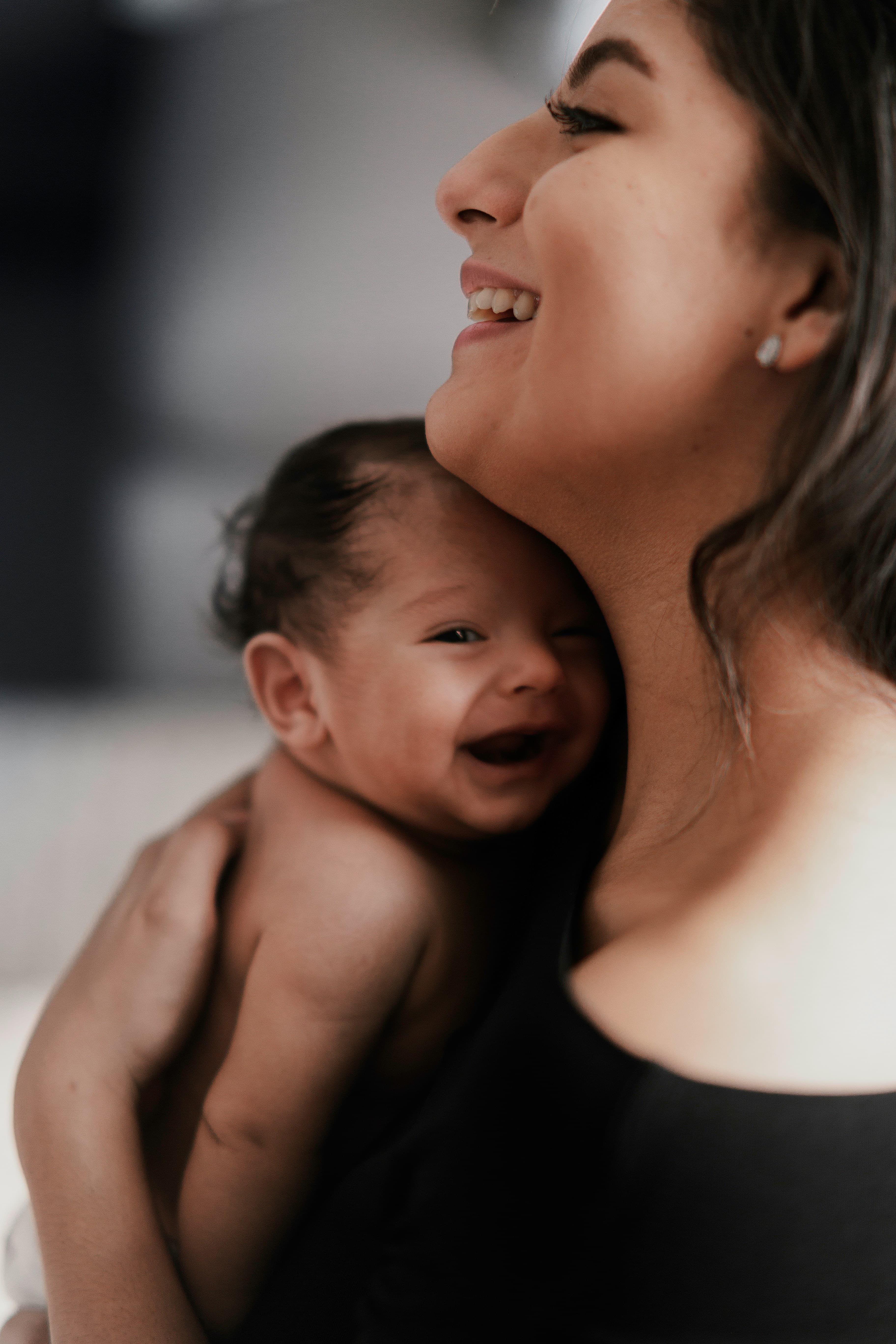 Mother and baby with toys - Photographer: Raul Angel / Unsplash