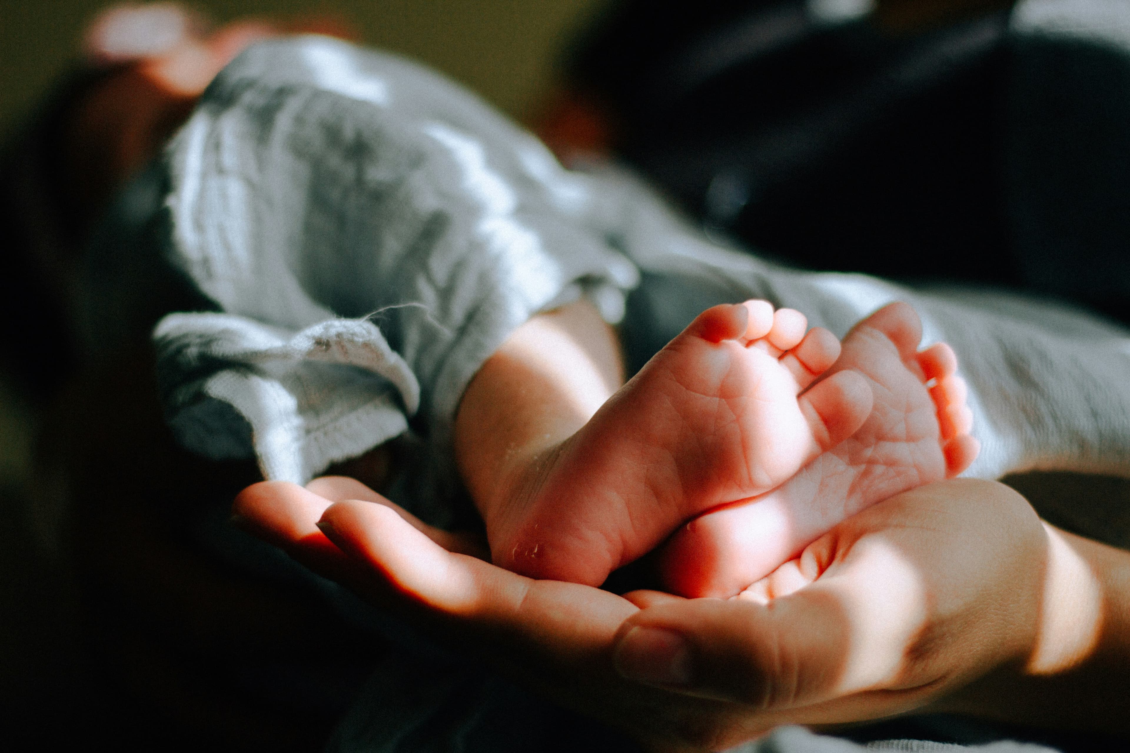 Happy mother holding baby - Photographer: Anna Shvets / Pexels